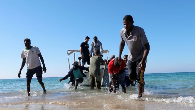 Libia:Recuperan cuerpos de 62 migrantes tras el "peor" naufragio del año