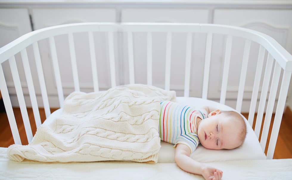 Muchos padres eligen colecho al inicio y luego transitan a la cuna según las necesidades. Alternar puede ofrecer cercanía sin dejar de fomentar la autonomía del bebé.
