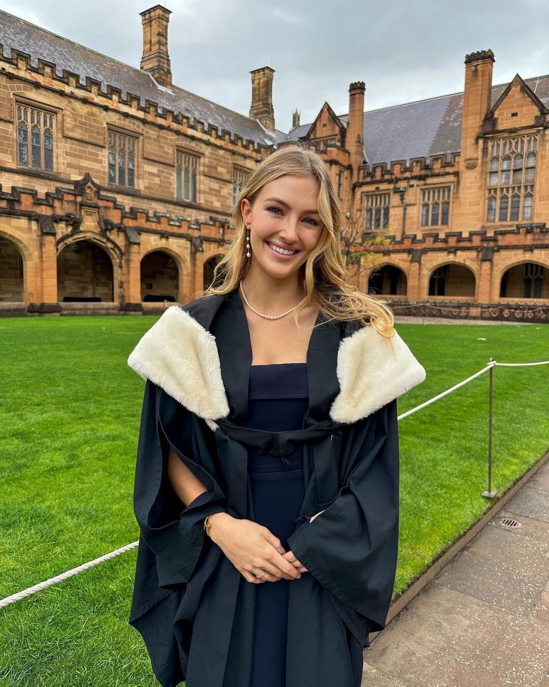 La modelo se graduó en literatura y psicología en la Universidad de Sydney (Foto: Sienna Weir / Instagram)