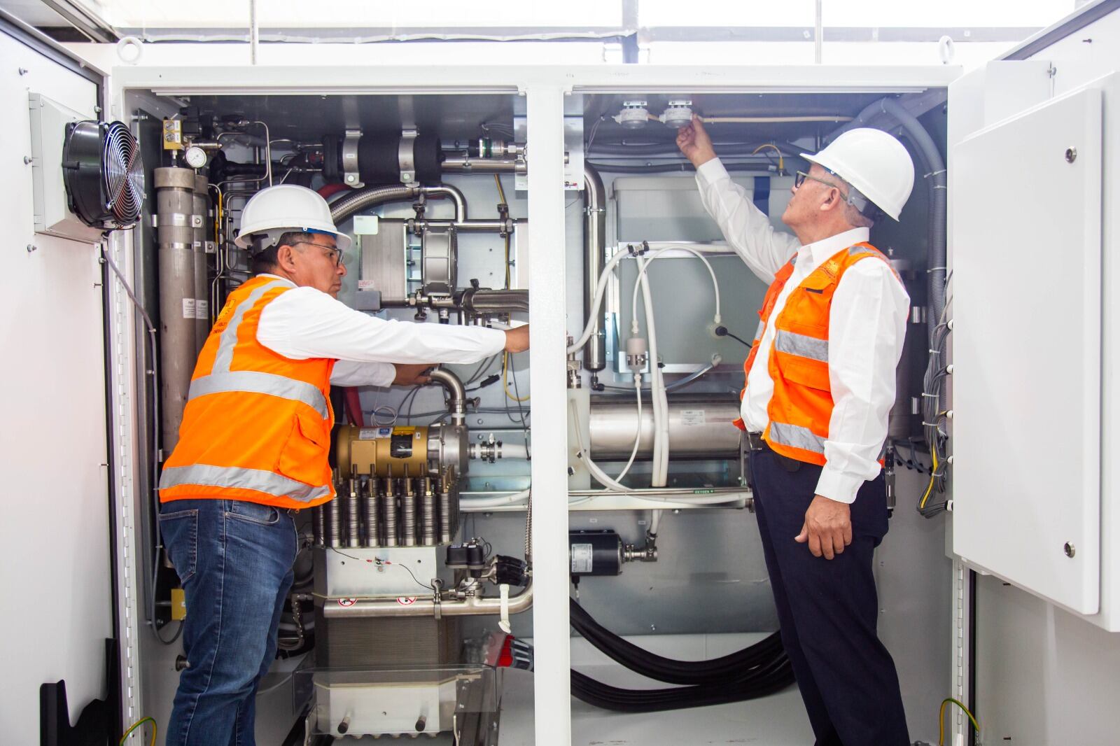 El hidrógeno verde es considerado un combustible limpio y sostenible, ya que se produce mediante electrólisis del agua usando energías renovables, sin generar emisiones de carbono.