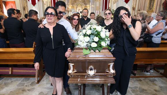 Familiares de Gisela Gaytán lloran durante su funeral en Celaya, estado de Guanajuato, México, el 3 de abril de 2024. (Foto de MARIO ARMAS / AFP).