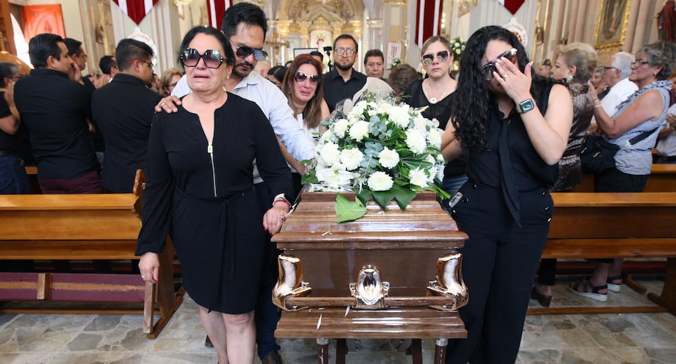 Familiares de Gisela Gaytán lloran durante su funeral en Celaya, estado de Guanajuato, México, el 3 de abril de 2024. (Foto de MARIO ARMAS / AFP).