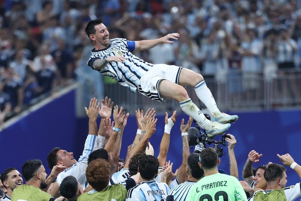 ĐT Argentina để lộ tin buồn về Messi khi ăn mừng trong phòng thay đồ 2 ¡Messi se quebró! Reveló por qué lloró tras la épica remontada de Argentina ante Egipto (Foto: AFP)