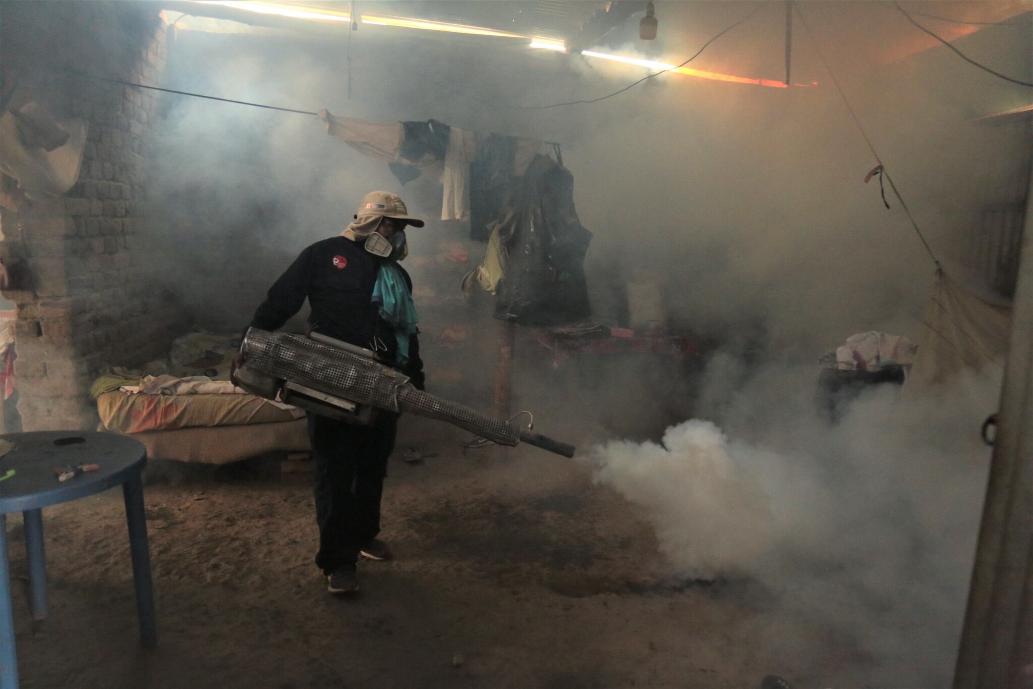 Vásquez llegó a la provincia de Ferreñafe, junto con un batallón de 250 brigadistas, entre fumigadores e inspectores, para liderar los trabajos de control larvario y fumigación casa por casa. (Foto: Andina)