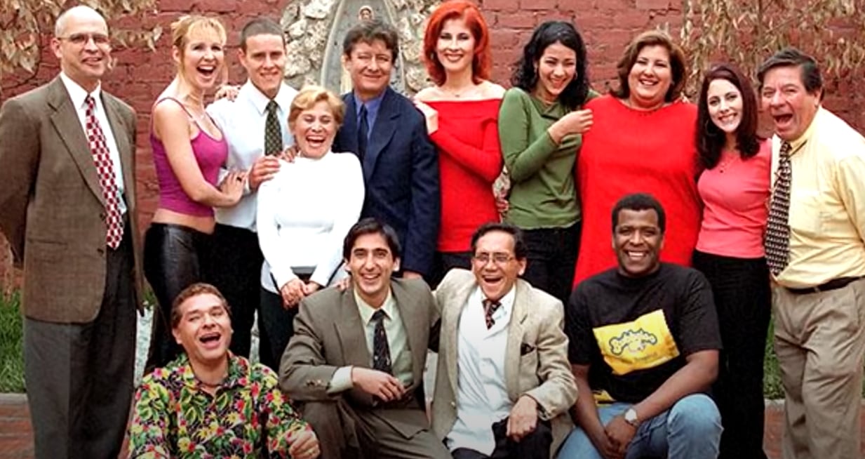 Elenco original de "Mil oficios" reunido tras más de dos décadas: Mónica Torres, Adolfo Chuiman, Aurora Aranda, Lucho Cáceres, César Ritter, Magdyel Ugaz, Vanessa Jerí y otros actores que dieron vida a la entrañable serie que marcó a toda una generación. (Foto: Difusión)
