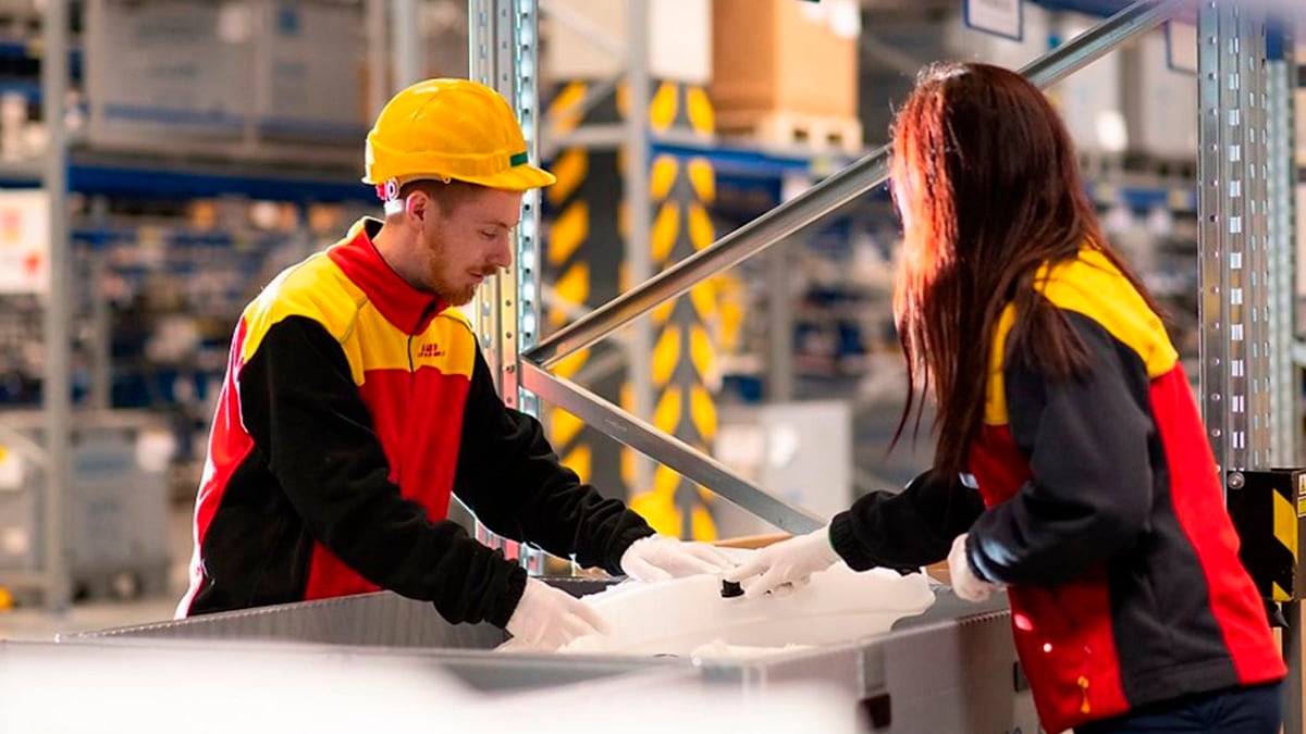 La compañía de entregas sostuvo que seguirán entregando paquetes con un valor menor a US$800, que pueden enviarse a EE.UU. con controles mínimos. Foto: DHL.