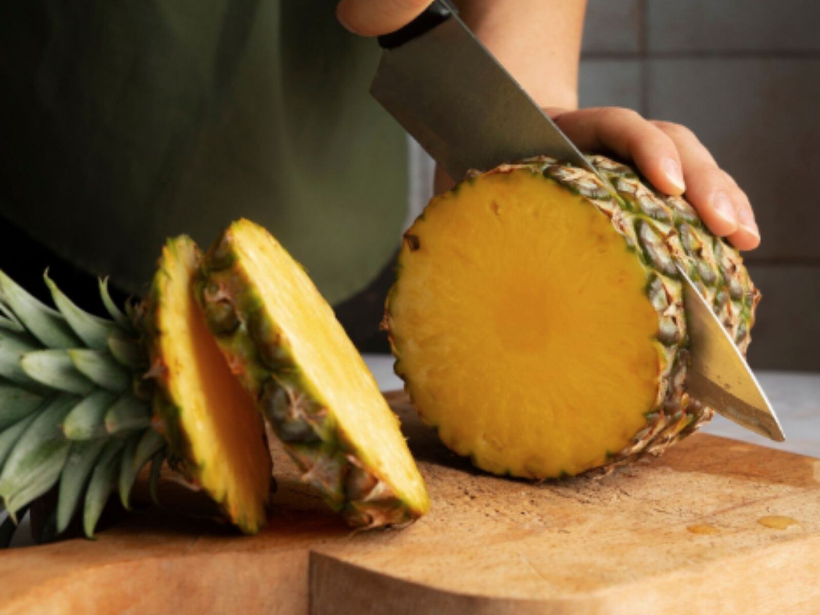 La piña también es un excelente antiinflamatorio en caso sufras algún golpe. (Crédito: Freepik)