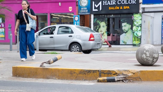 Bolardos destruidos e inclinados