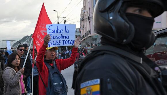 Un manifestante sostiene un cartel que dice "¡Si el precio de la gasolina sube, el precio de todo sube!" durante una protesta contra la eliminación de los subsidios a los combustibles en Quito, el 12 de junio de 2024. (Foto de Rodrigo BUENDIA / AFP)