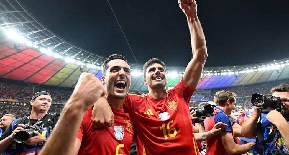 Mikel Merino y Rodri celebrando en las tribunas el título. (Foto: AFP)