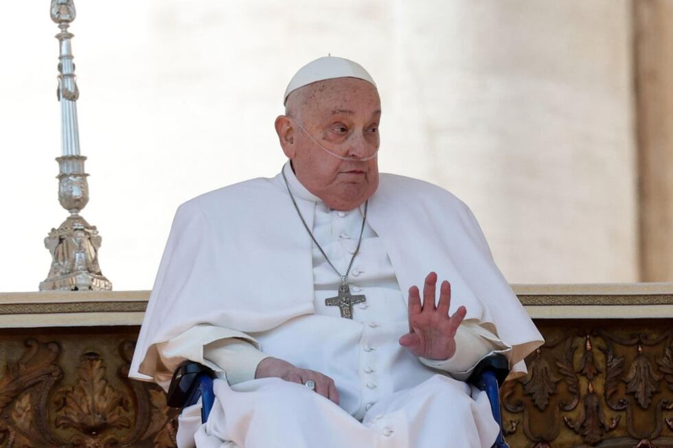 El papa Francisco, convaleciente por sus problemas de salud, ha reaparecido en persona ante los fieles en la Plaza de San Pedro del Vaticano, al final de la misa del Jubileo dedicada a los enfermos, el 6 de abril de 2025. (Foto de Giuseppe Lami / EFE)