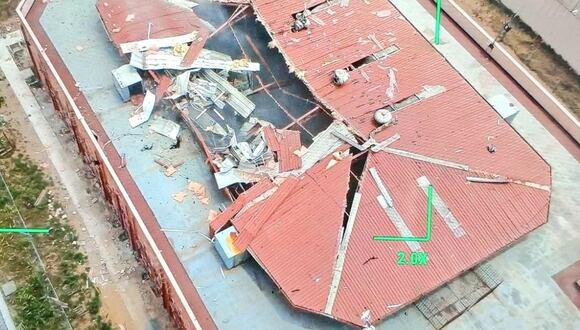 Equipo antiexplosivos de la Policía Nacional de Ecuador realiza detonación controlada del dron con artefactos explosivos en el techo de la cárcel La Roca. (Foto: Twittter)