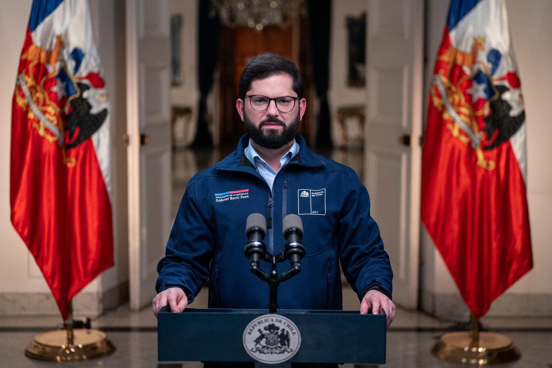El mandatario de chileno, Gabriel Boric, durante una intervención por la cadena nacional este lunes en el palacio de La Moneda, en Santiago (Chile). EFE/ Presidencia de Chile