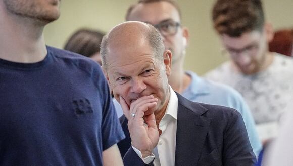 El canciller alemán Olaf Scholz, del Partido Socialdemócrata (SPD), antes de emitir su voto para las elecciones al Parlamento Europeo en un colegio electoral en Potsdam, Alemania, el 9 de junio de 2024. (Foto de Kay Nietfeld / POOL / AFP)