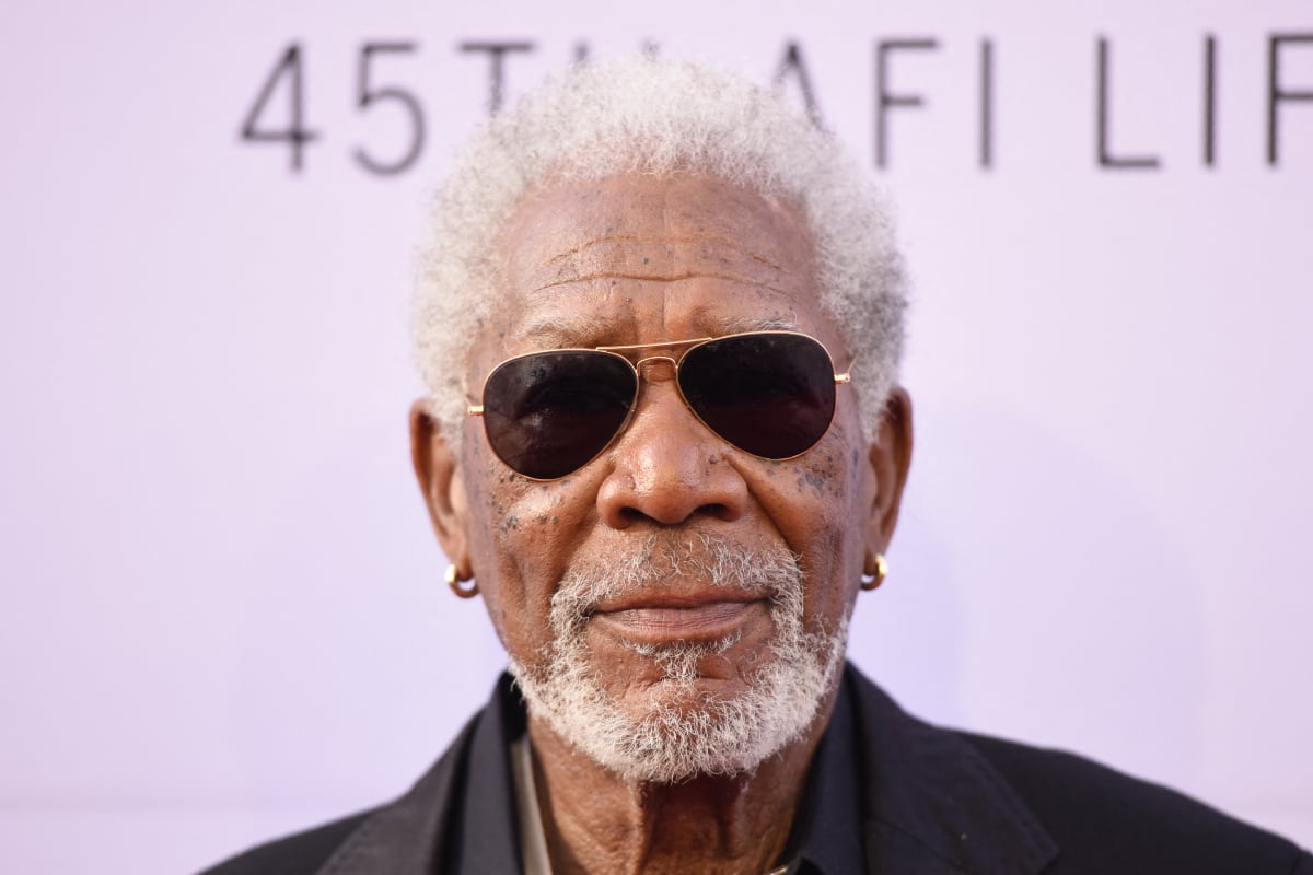 El actor Morgan Freeman tiene unos problemas en la mano que quedaron como secuela a un fuerte accidente que sufrió en 2008 (Foto: AFP)