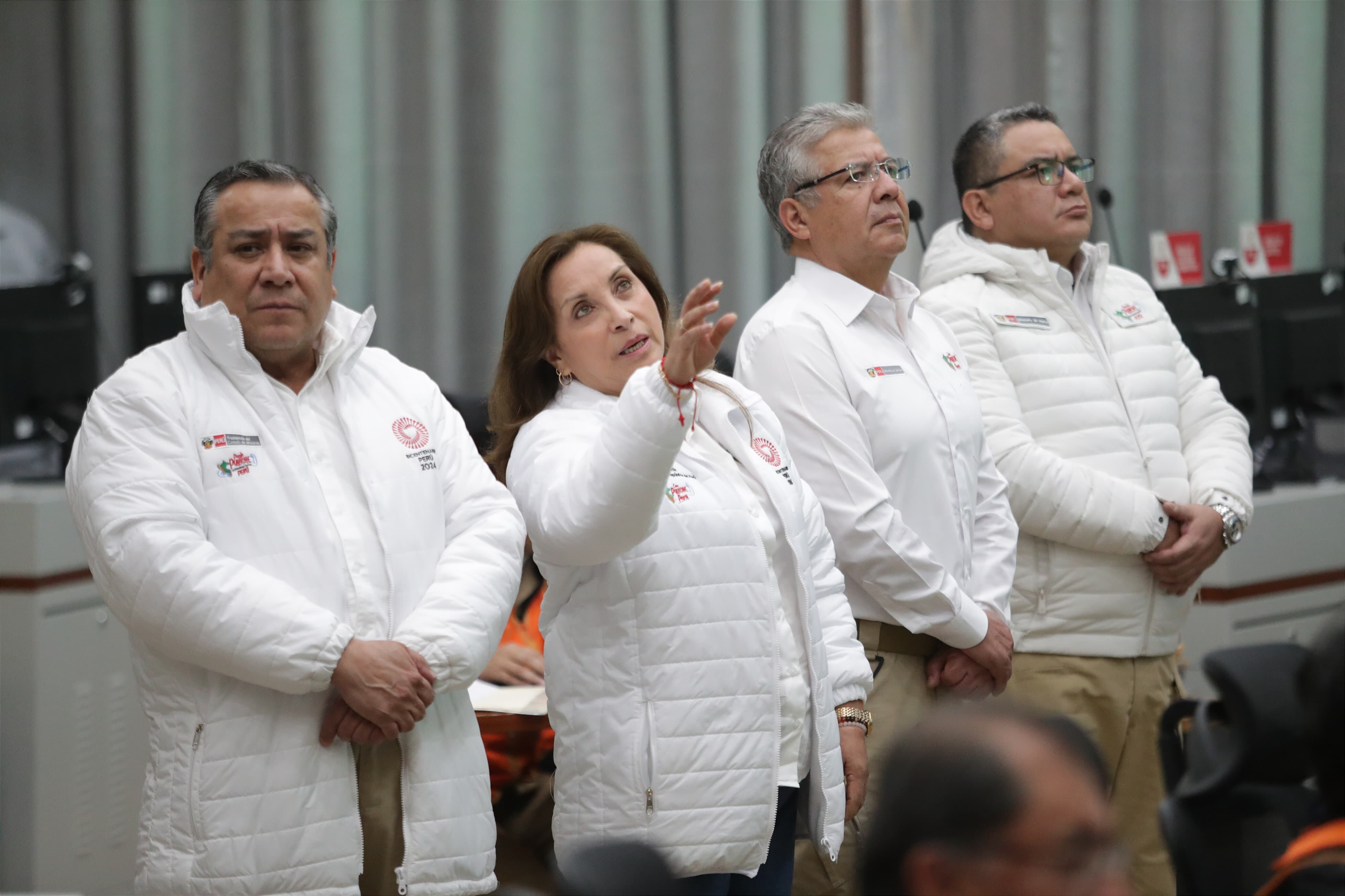 Presidente Dina Boluarte monitorea simulacro multipeligro en el COEN junto a varios ministros y jefe de INDECI. Foto: Alessandro Currarino / GEC
