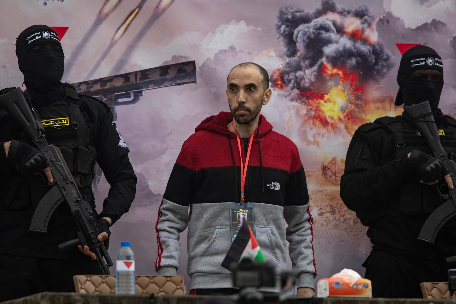 Combatientes de las Brigadas Izz ad-Din al-Qassam de Hamás escoltan al rehén israelí Tal Shoham antes de entregarlo a la Cruz Roja en Rafah, en el sur de la Franja de Gaza, el sábado 22 de febrero de 2025. EFE/EPA/HAITHAM IMAD