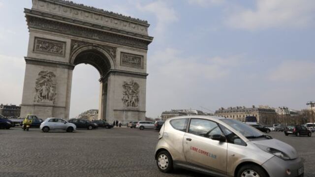 Plaza del Arco del Triunfo de París fue evacuada por una amenaza de bomba