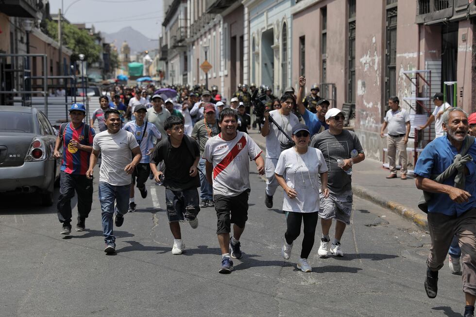 Un gran número de transportistas llegan a la avenida Abancay tras paralizar sus servicios en el día de Paro General de Transportistas programado para hoy, para protestar frente a las extorsiones y sicariato de las cuales son víctimas. Foto: Gec.