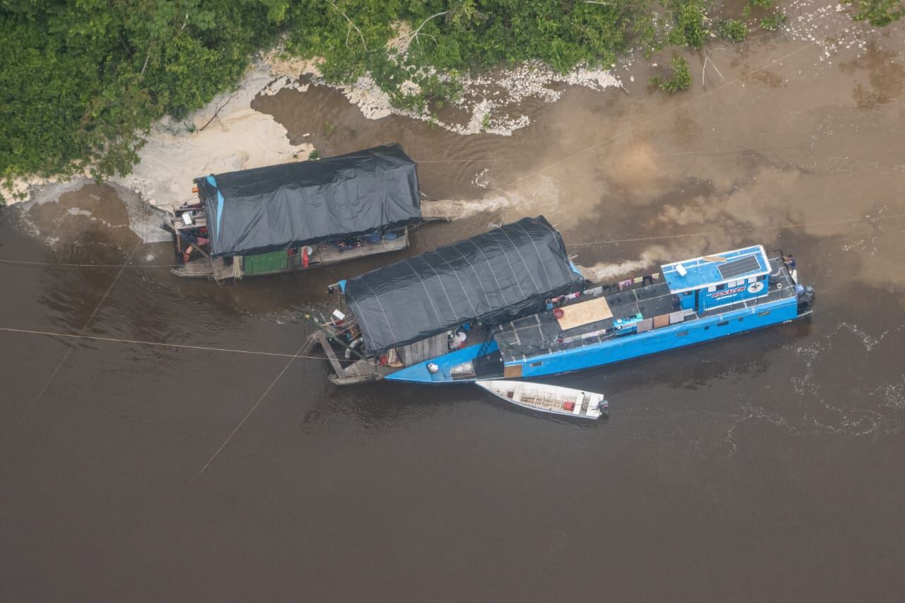 Dragas de grandes proporciones instaladas en la ribera del río Nanay. Foto: Ministerio Público