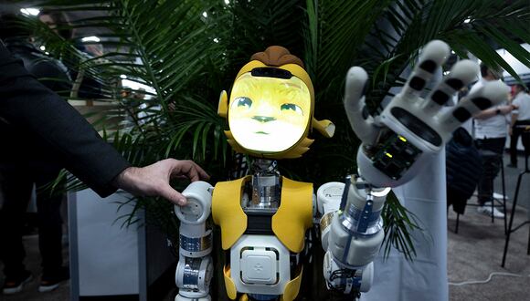 Este es Miroki, un robot de la empresa francesa Enchanted Tools, que fue presentado en la exposición Eureka Park, en el CES 2024. (Foto: AFP)