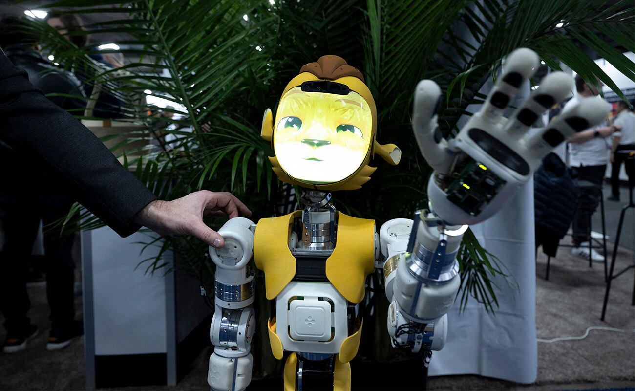 Este es Miroki, un robot de la empresa francesa Enchanted Tools, que fue presentado en la exposición Eureka Park, en el CES 2024. (Foto: AFP)