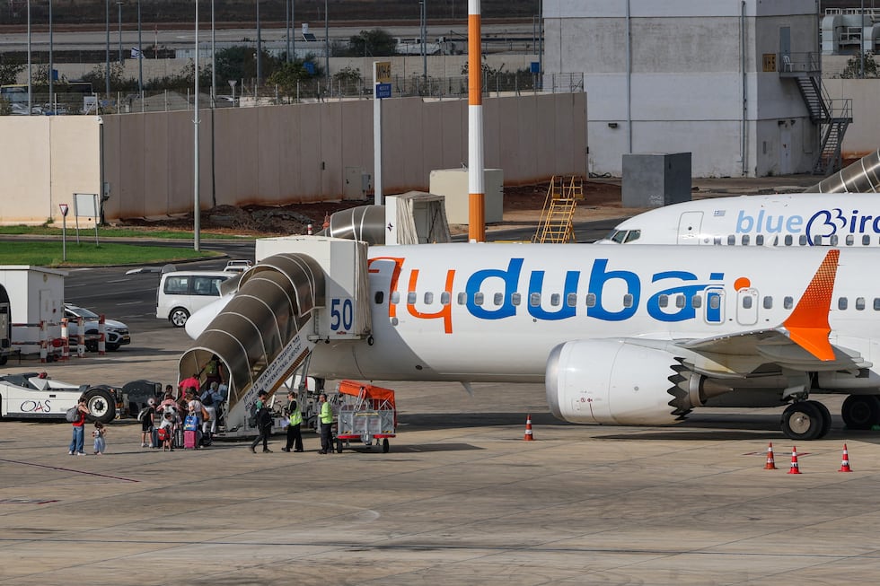 Pasajeros abordan un vuelo de FlyDubai con destino a Dubái, antes de despegar del aeropuerto Ben Gurion, cerca de Tel Aviv, el 30 de septiembre de 2026. (Foto de Jack GUEZ / AFP).
