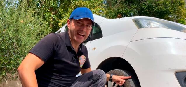 El truco de un experto para reparar un neumático pinchado en 5 minutos