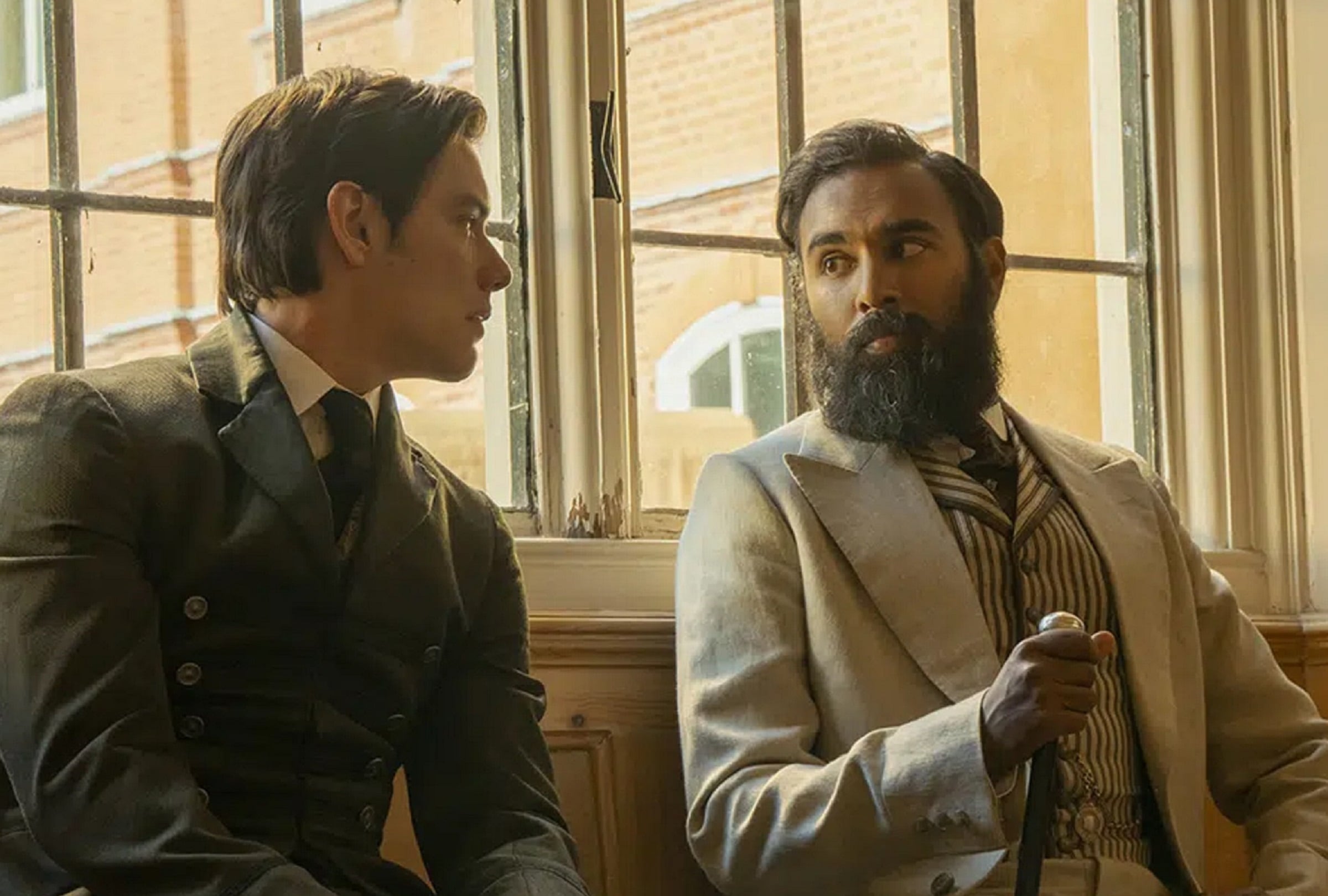 Louis Partridge interpreta a Tewkesbury y Himesh Patel interpreta al Dr. Watson en la tercera y última película de la saga