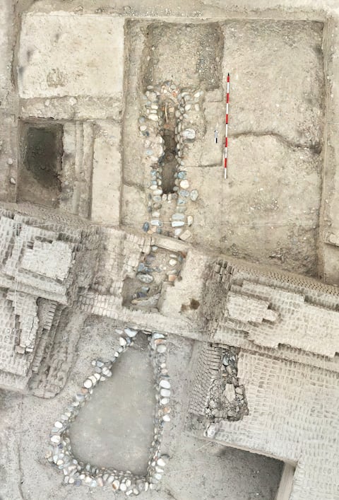Los restos humanos fueron hallados en un canal ceremonial del Museo de Sitio Pucllana, junto con diversos objetos vinculados a un ritual. Foto: Museo de Sitio Pucllana.