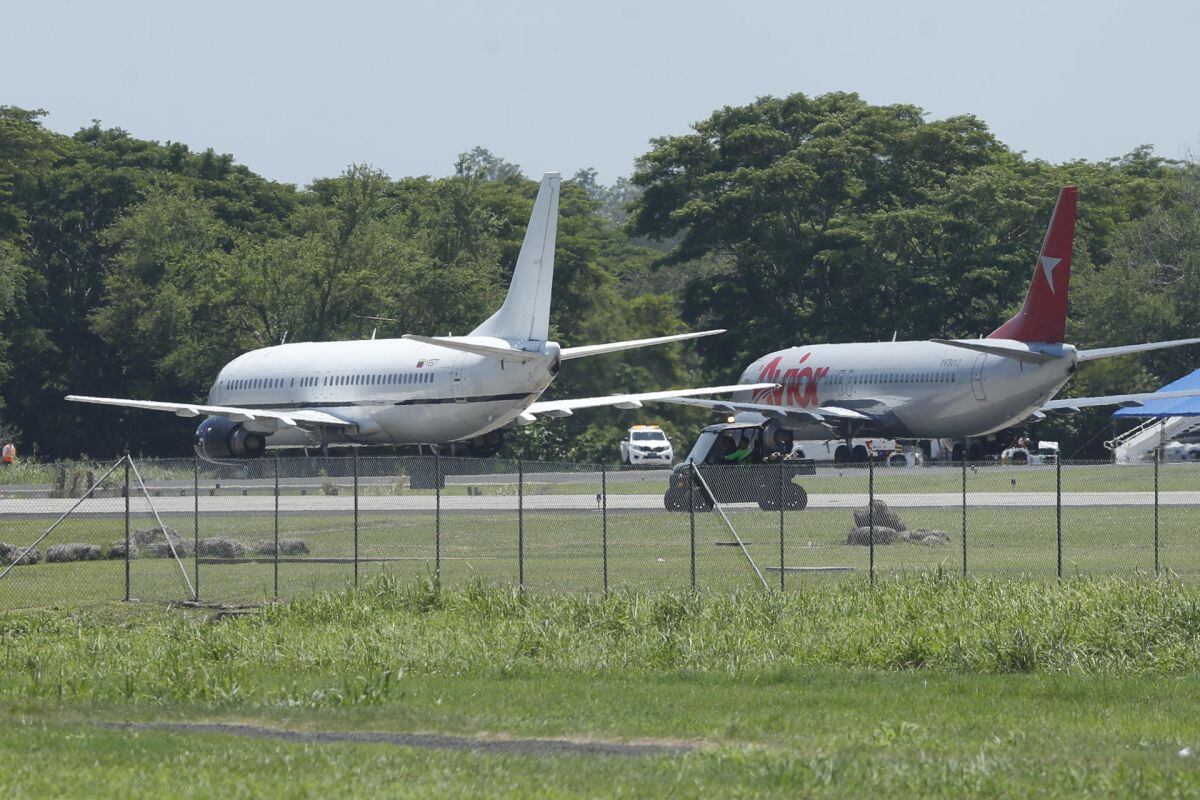 Aviones transportan migrantes venezolanos desde El Salvador a Venezuela: Foto: EFE/ Rodrigo Sura