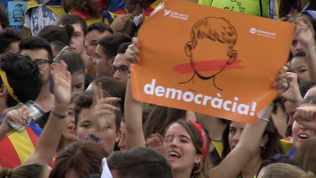 Barcelona: Estudiantes protestan a favor del referéndum