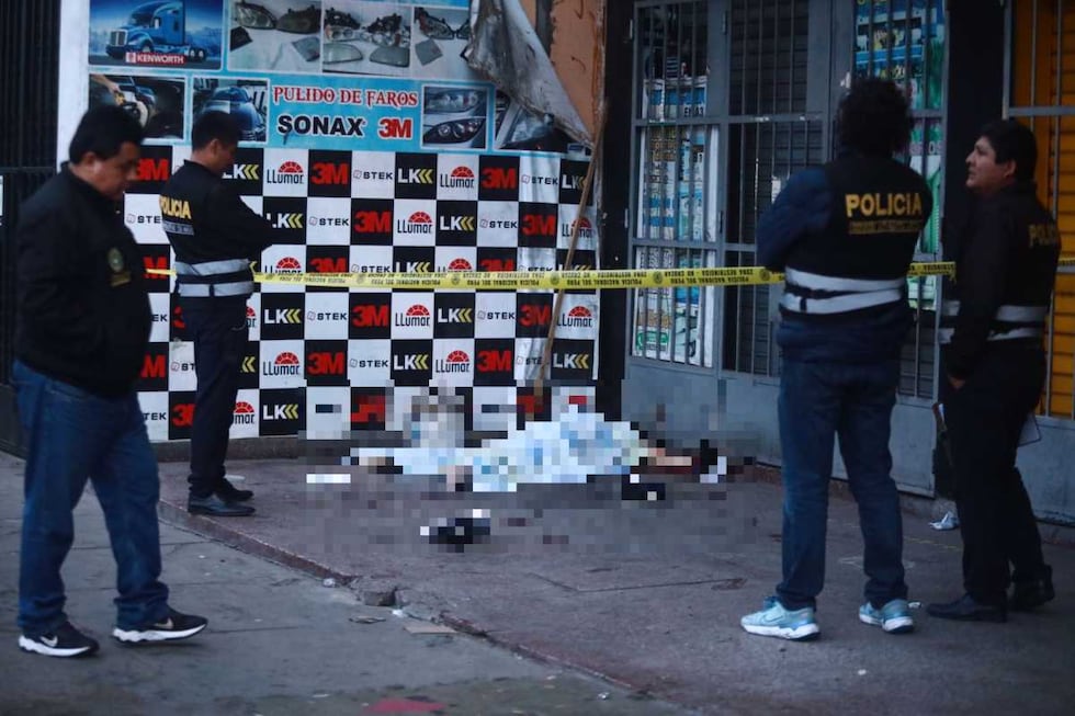 Arrojan de un cuarto piso a un hombre después de una discusión. El hecho ocurrió en Santa Anita.
Fotos: César Grados/@photo.gec