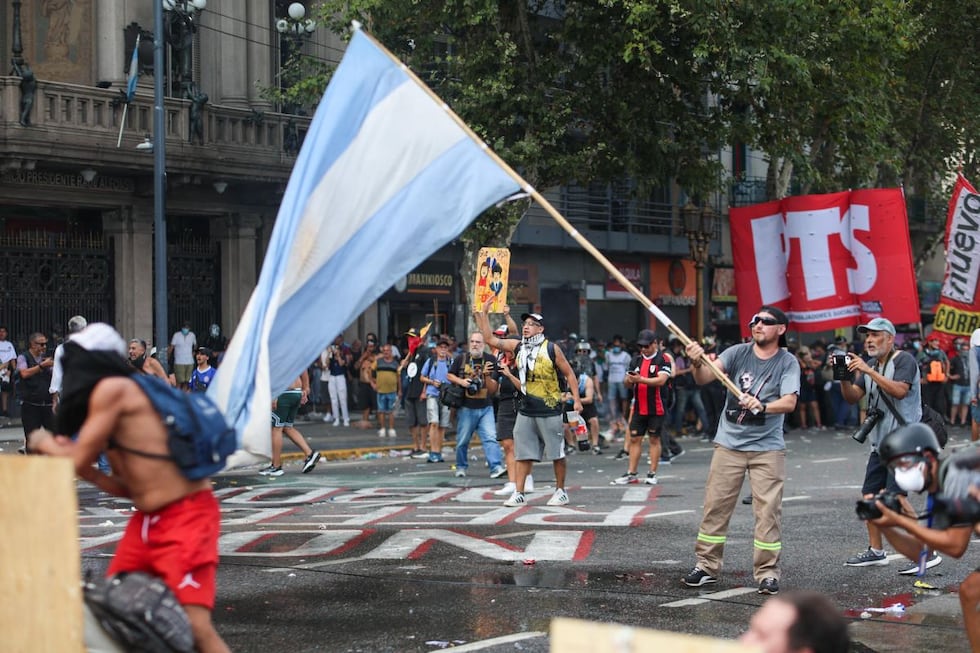 Personas participan en una manifestación contra la reforma laboral este miércoles, en Buenos Aires. Foto: EFE/ Juan Ignacio Roncoroni