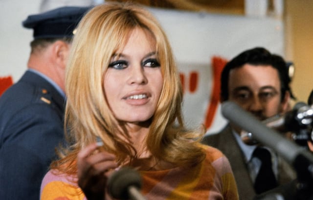 Brigitte Bardot (C) da una conferencia de prensa el 19 de diciembre de 1965 en Hollywood para la película "Viva María" | Foto: AFP