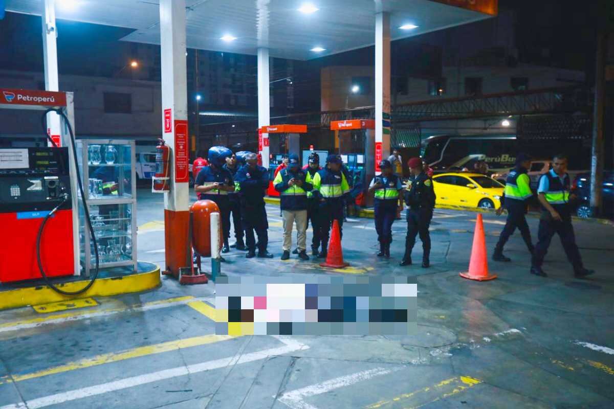 Sicarios en moto en ajuste de cuentas asesinan a dos hombres en la cuadra 1 de la av México en la Victoria. Fotos: César Grados/@photo.gec
