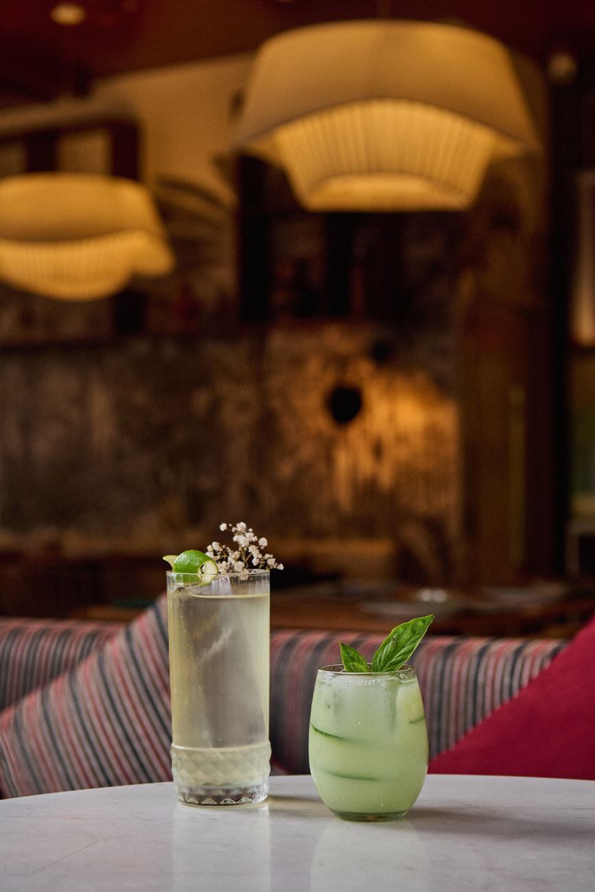 La coctelería de Saya combina tanto los tragos clásicos como los de autores. Se pueden encontrar opciones para todos los gustos: dulces, refrescantes, bitters, etc.