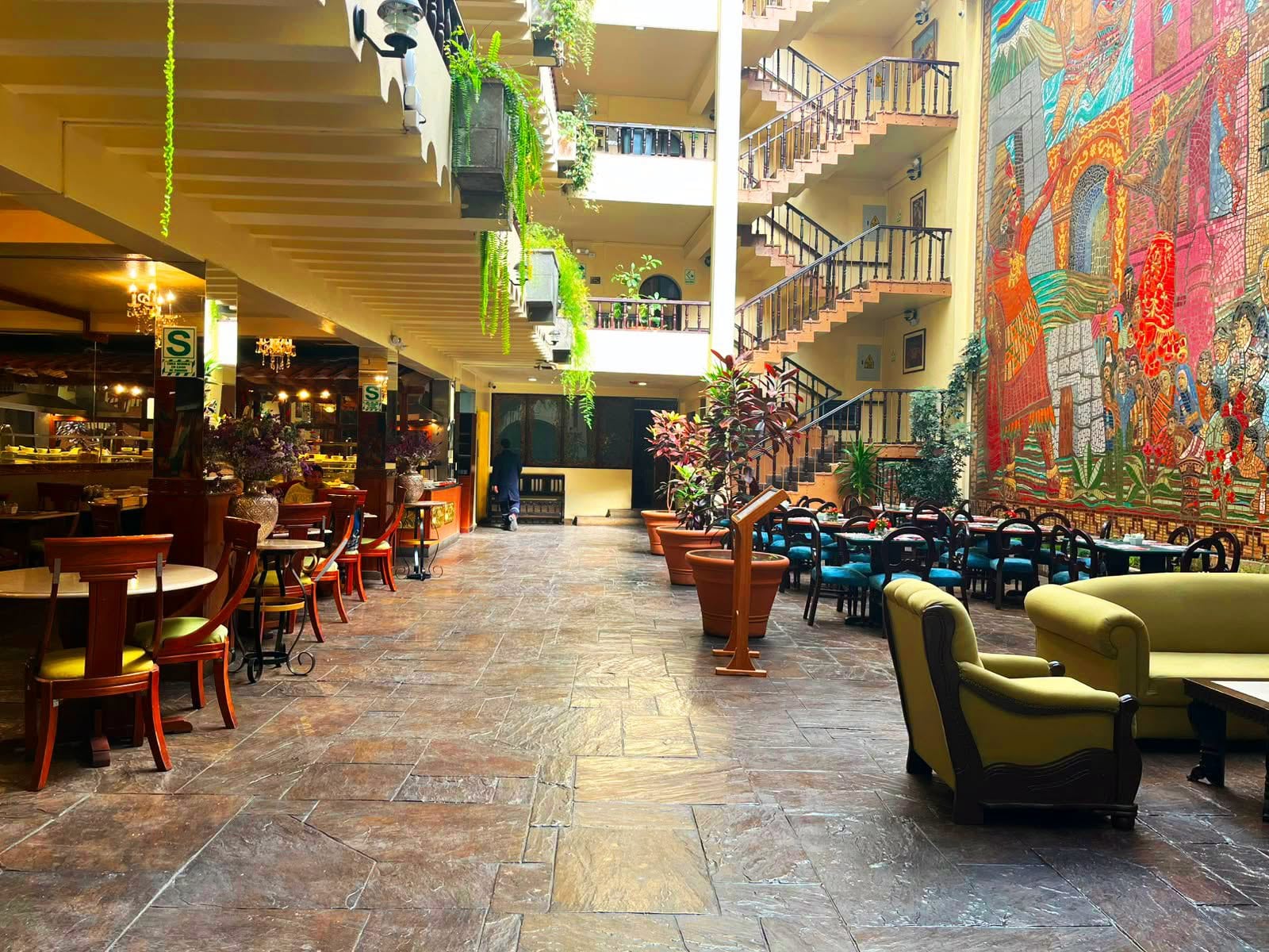 El Ministerio Público, en coordinación con las unidades especializadas de la Policía Nacional, iniciaron las pericias técnicas en el establecimiento para formalizar las sanciones legales contra los encargados. Foto: Municipalidad de Cusco