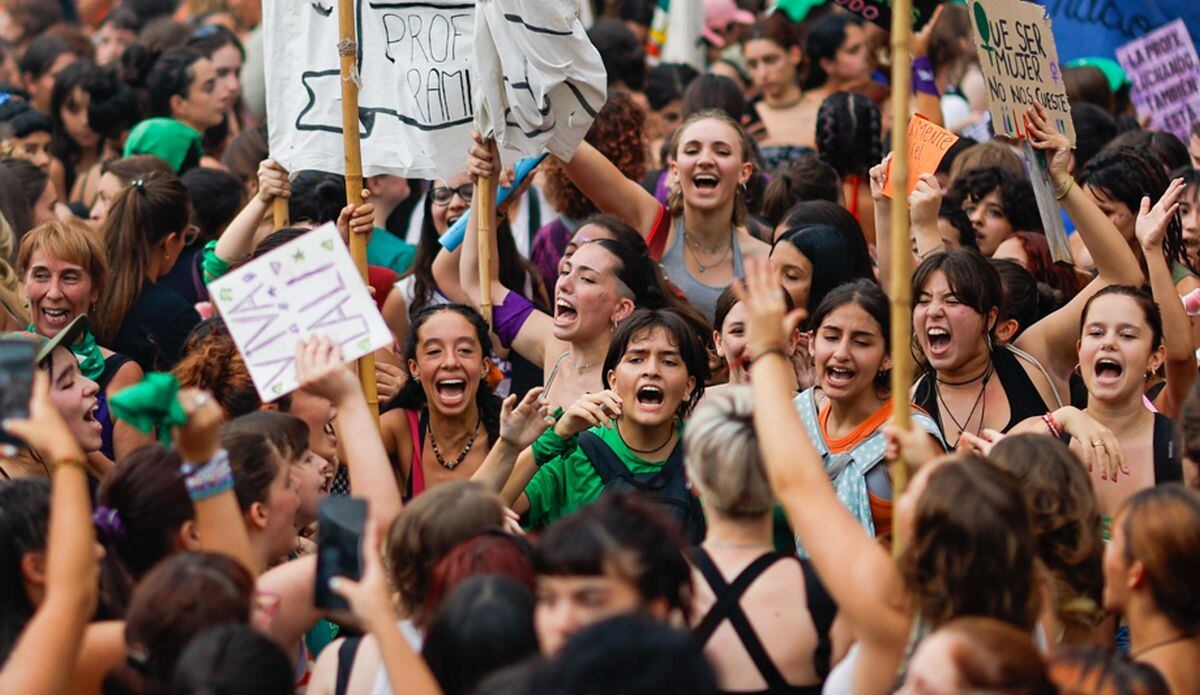 Mujeres participan en una manifestación en conmemoración del Día Internacional de la Mujer, este viernes en Buenos Aires (Argentina) | Foto: EFE/ Juan Ignacio Roncoroni