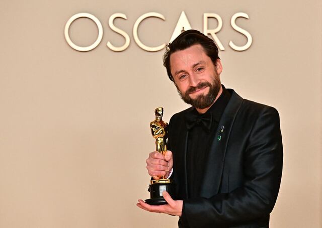 Kieran Culkin recibe el premio al Mejor actor de reparto por "Un dolor real". (Foto: Agencias)