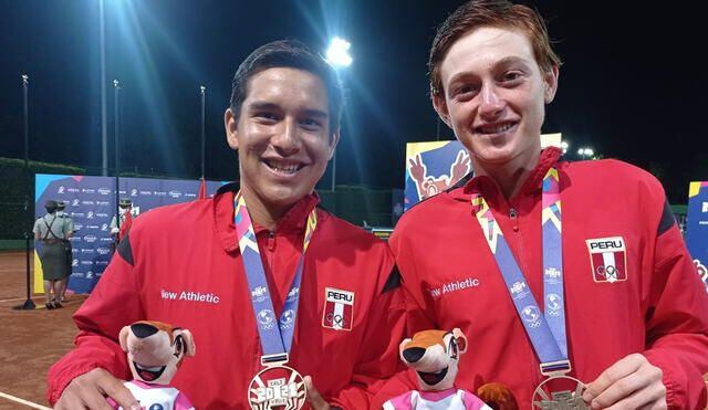 En 2021, junto al también peruano Gonzalo Bueno, ganó la medalla de plata en los Jugos Panamericanos Junior en la modalidad de dobles.