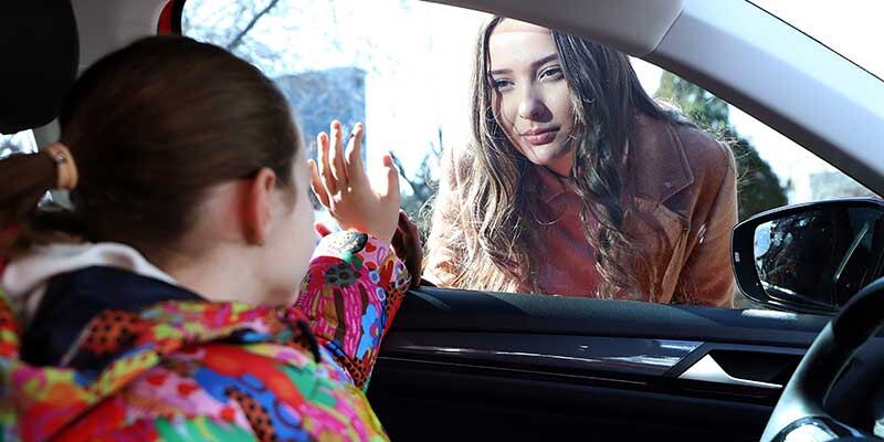 Elçin Zehra İrem y Nisa Sofiya Aksongur en una escena de "Hicran: en busca de mi hija" (Foto: Inter Medya / Telemundo)