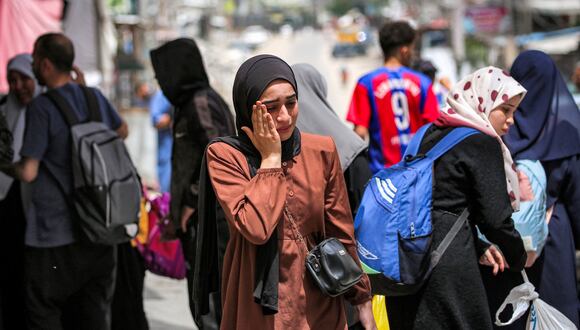 Una mujer reacciona mientras espera con otras personas antes de evacuar de Rafah, en el sur de la Franja de Gaza, el 11 de mayo de 2024, en medio del conflicto en curso en el territorio palestino entre Israel y Hamás. (Foto de AFP)