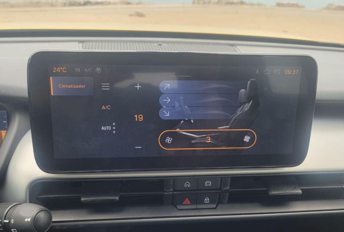 Desde la pantalla táctil se puede controlar la climatización. (Foto: Fernando Roca)
