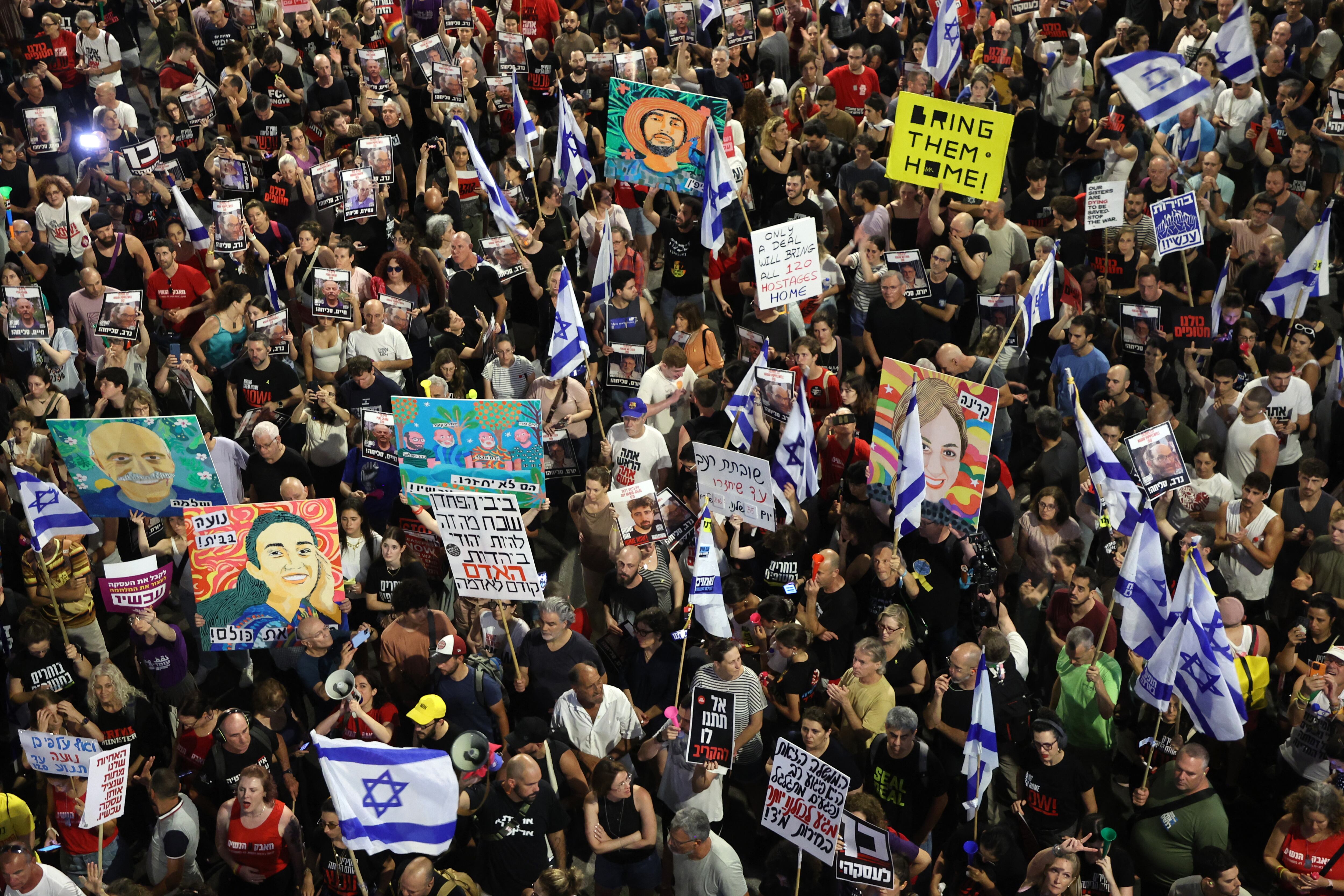 Familiares y partidarios de israelíes tomados como rehenes por militantes palestinos en Gaza en los ataques del 7 de octubre, se manifiestan pidiendo su liberación en la ciudad central de Tel Aviv el 8 de junio de 2024, en medio del conflicto en curso en la Franja de Gaza entre Israel y el militante palestino. grupo Hamás. (Foto de GIL COHEN-MAGEN / AFP)