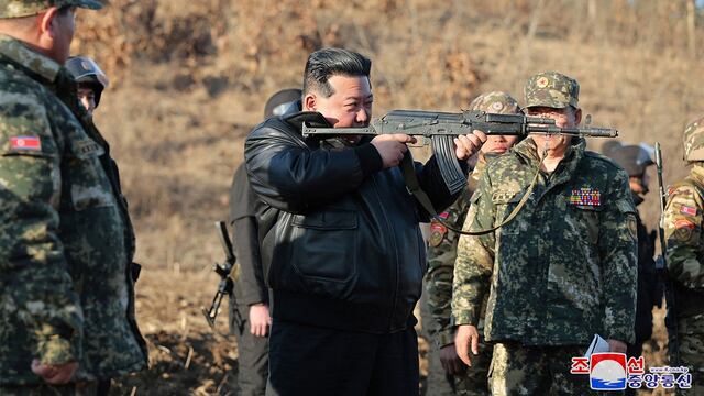 Kim Jong-un manipula arma al inspeccionar base de entrenamiento en Corea del Norte
