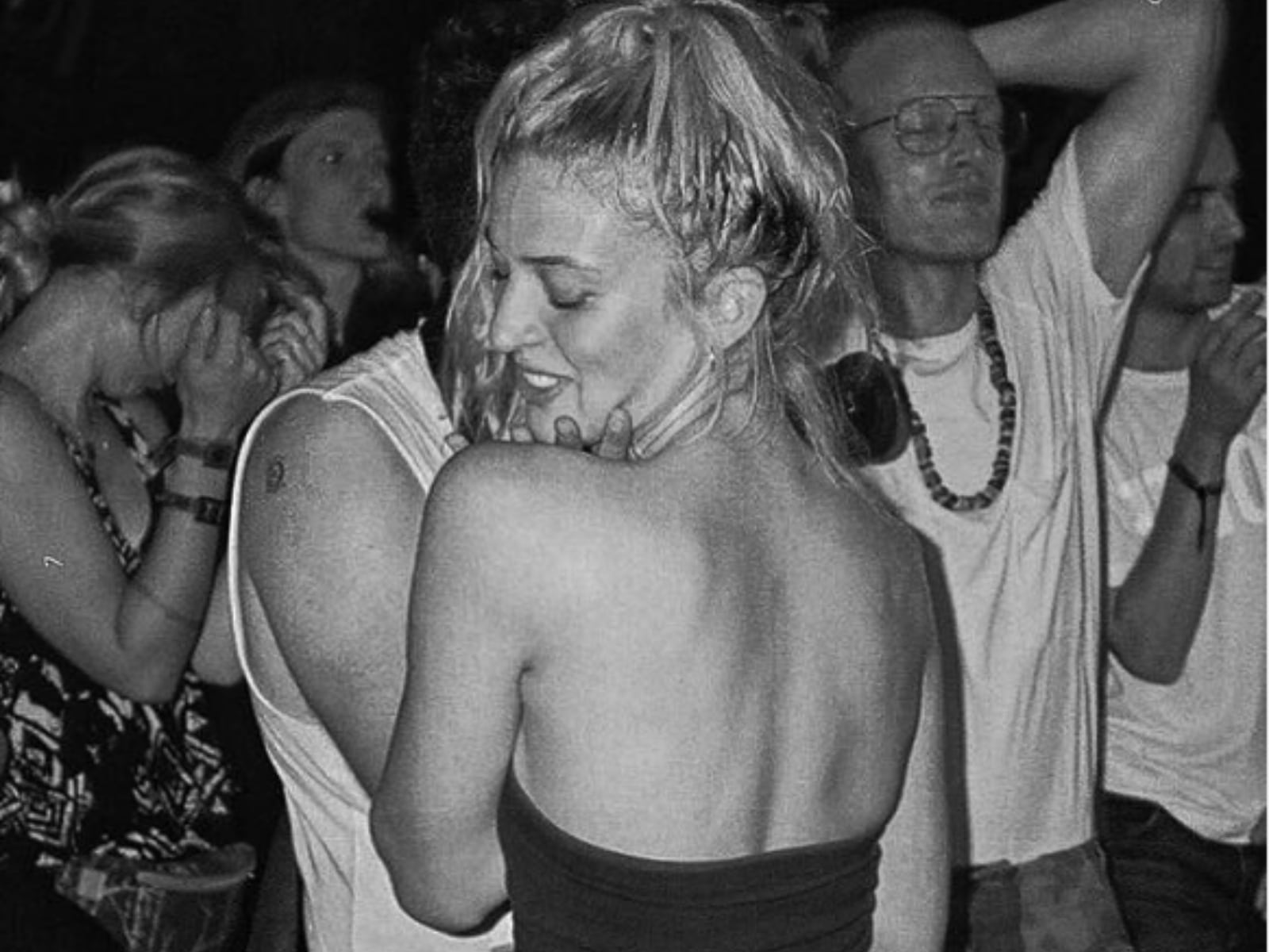 La intérprete bailando junto a otras personas en una fotografía en blanco y negro (Foto: Grace Jabbari / Instagram)