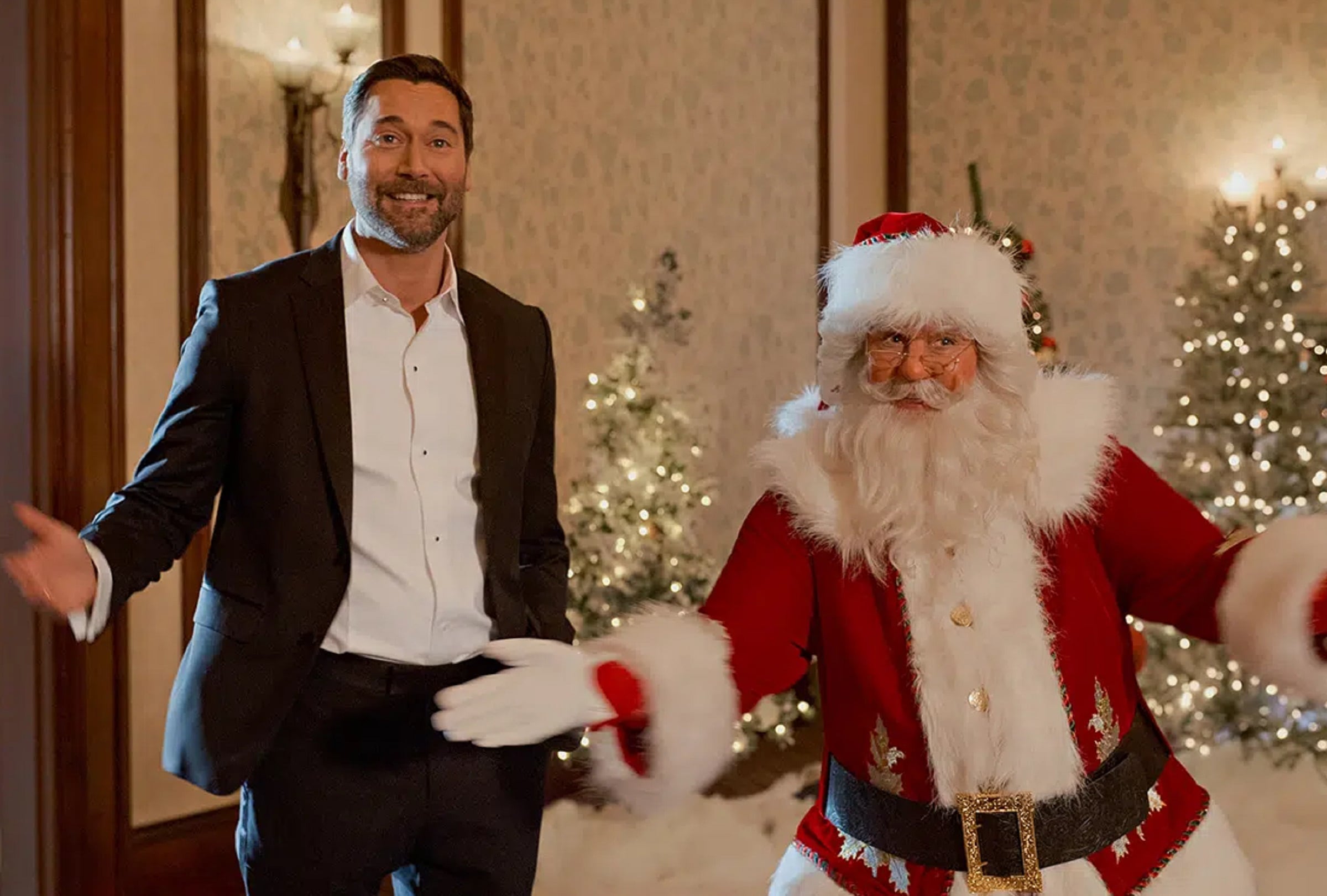 Matthew Layne (Ryan Eggold) siente una conexión especial con el nuevo Santa Claus del resort en la película navideña "El secreto de Santa" (Foto: Netflix)
