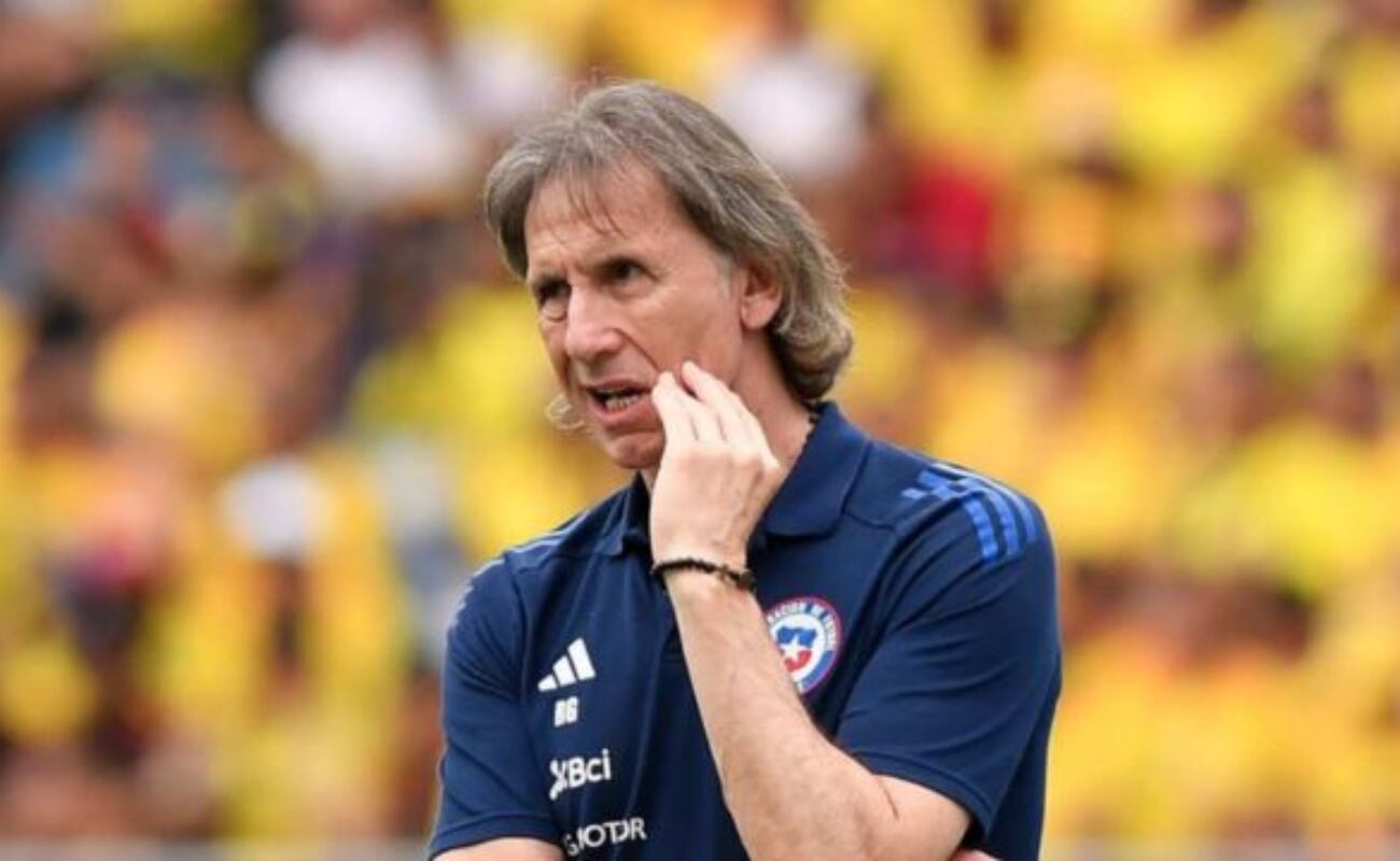 Ricardo Gareca es criticado en Chile por irse de viaje a su país natal en medio de malos resultados.