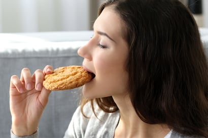 ¿Antojos sin culpa? Descubre el “mindful snacking” y transforma tu forma de comer hasta chocolate